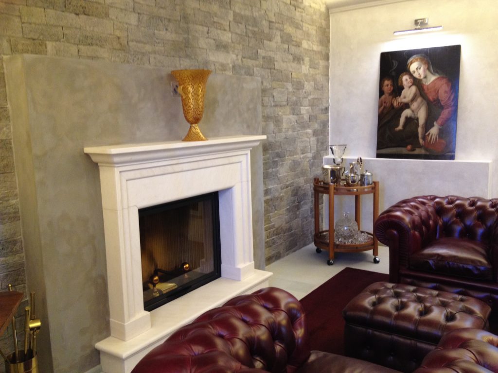 Arredamento salotto stile inglese con camino e poltrone Chester