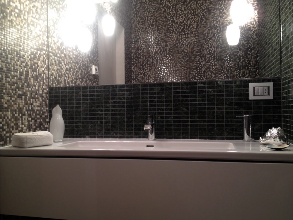 Immagini Bagni Moderni Con Mosaico.Arredamento Bagno Con Rivestimento In Mosaico Visioninterne Visioninterne